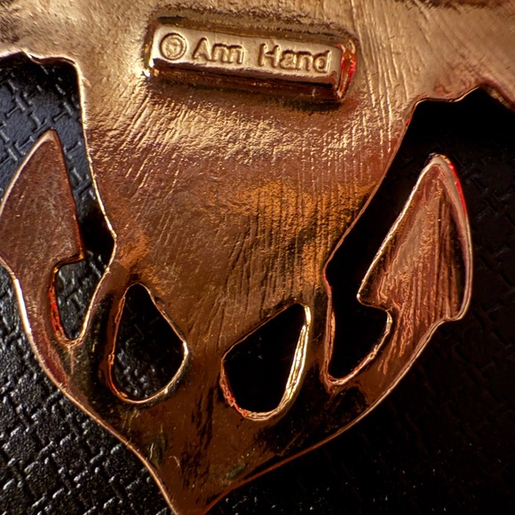 Vintage Signed “Ann Hand” Goldtone “Joint Forces” Brooch - Picture 8 of 9